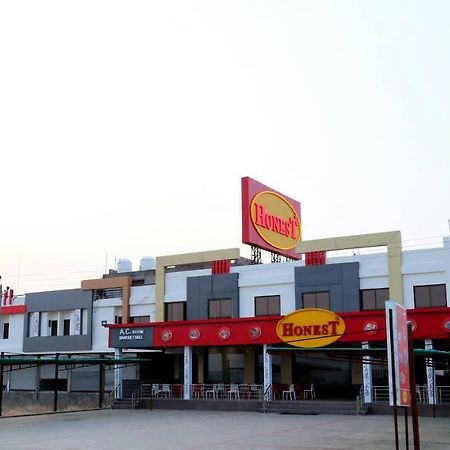Virat Hotel & Guest House Radhanpur ภายนอก รูปภาพ